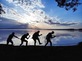 silhouetten van een groep mensen foto