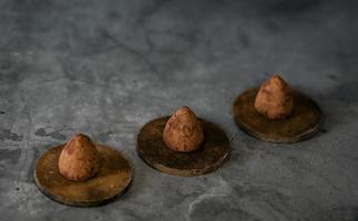 drie chocoladetruffels foto