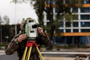 landmeter ingenieur met apparatuur foto