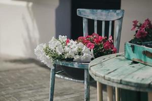 café met tafels en stoelen foto