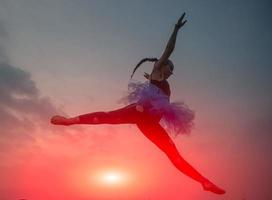 danser bij zonsondergang foto