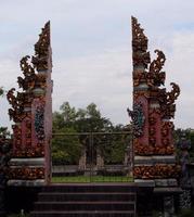 poort in balinese stijl, seputih raman - indonesië foto