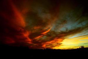 apocalyptische zonsondergang. vurige rode zonsondergang. foto
