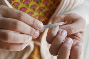 jonge vrouwen hand knippen vingernagel foto