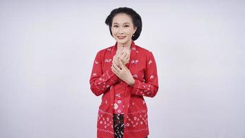 mooie aziatische in kebaya poseren elegant geïsoleerd op een witte achtergrond foto