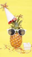 feest thema ananas fruit geïsoleerd op gele achtergrond foto