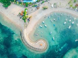 luchtfoto drone uitzicht op oceaan, boten, strand, kust in sanur beach, bali, indonesië met met traditionele balinese vissersboten verbazingwekkende blauwe oceaan. foto