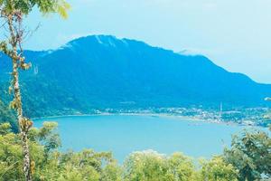 prachtig uitzicht op buyan meer met mt lesung in buleleng bali, indonesië foto