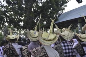 mensen van rote-eiland dragen traditionele tilangga traditionele strohoed en rote ikat-stof of kain tenun rote in festival. rote, indonesië - april, 2020. foto