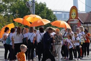 vladivostok, primorsky krai-29 september 2019- stadsplein met mensen en auto's tijdens tijgerdagvieringen. het carnaval is gewijd aan de bescherming van de ecologie en de tijgers uit het verre oosten. foto