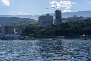 zeegezicht met uitzicht op de kustlijn van yalta foto