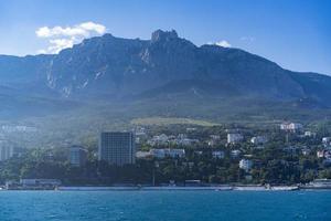 zeegezicht met uitzicht op de kustlijn van yalta foto