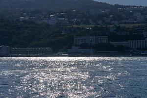 zeegezicht met uitzicht op de kustlijn van yalta foto