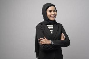 mooie zakenvrouw met hijab portret op witte achtergrond foto