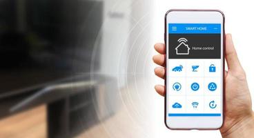 hand van vrouw of man die smartphone in huis houdt met pictogrammen in het moderne internet van dingen, slimme huistechnologie. concept van automatisering. de nieuwe innovatie van de toekomst in de woonkamer foto
