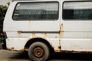 roestige witte minibus foto