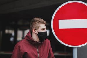 man met een zwart masker. foto