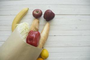 volle papieren zak met voedingsproducten foto