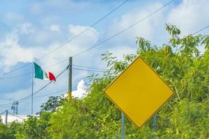 verkeersbord op snelweg snelweg in playa del carmen mexico. foto