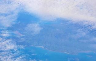 vliegen over thailand panoramisch uitzicht op eilanden stranden turquoise wateren. foto