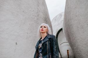 portret van stijlvolle blonde grunge blonde vrouw op de futuristische achtergrond foto