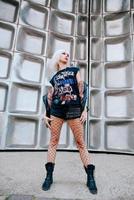 portret van stijlvolle blonde grunge blonde vrouw op de futuristische achtergrond foto