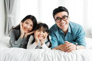 klein Aziatisch familieportret thuis foto