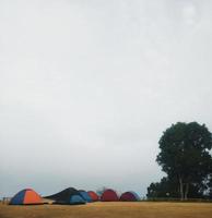 kampeertent op de top van de berg foto