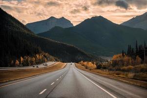 landschap van rotsachtige bergen en snelweg in de avond in Banff National Park foto