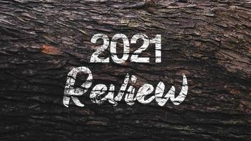 2021 recensie opschrift op mahonie houten achtergrond foto
