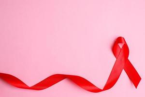 handen met rood lint, hiv-bewustzijnsconcept foto