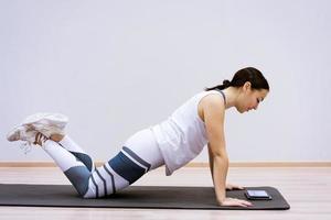 vrouw gaat naar sportvideo vanaf de tablet foto