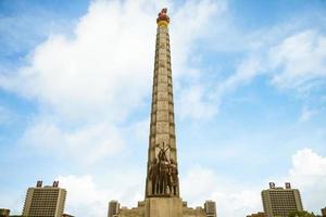 de Juche-toren en het bijbehorende monument voor de arbeiderspartij van Korea, gelegen in Pyongyang, de hoofdstad van Noord-Korea. de juche-toren werd in 1982 voltooid. foto