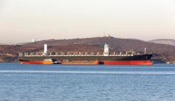 leeg containervrachtschip wacht foto