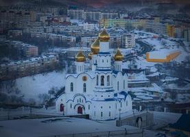 het uitzicht op de kerk in petropavlovsk-kamchatskiy, rusland foto