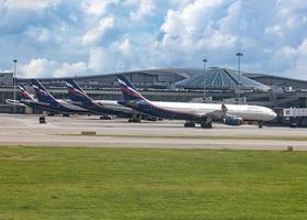 passagiersvliegtuig bevindt zich op de luchthaven Sheremetyevo in Moskou, Rusland. foto