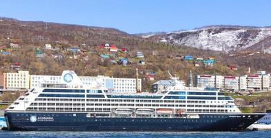 cruiseschip azamara zoektocht in de haven van petropavlovsk-kamchatsky foto