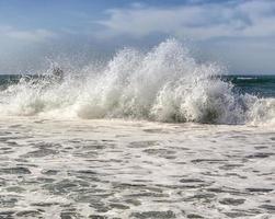 grote oceaangolven tegen de blauwe lucht. selectieve focus foto