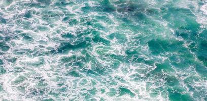 schilderachtige luchtfoto van blauwe oceaan met schuimende golven voor achtergrond foto