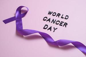 paars lint als symbool van het concept van wereldkankerdag foto