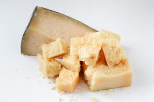 stukjes Italiaanse Parmezaanse kaas op een witte achtergrond foto