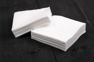 de witte papieren servetten op houten achtergrond foto