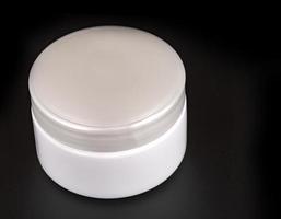 de beauty cream containers op zwarte achtergrond foto