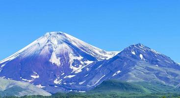 avachinsky en kozelsky vulkanen in kamchatka in de herfst foto