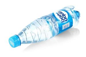 drinkwater bon aqua in een plastic fles geïsoleerd op een witte achtergrond foto