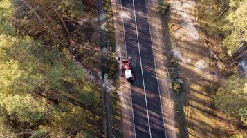 de berm vrijmaken van struiken en bomen langs het bovenaanzicht van de weg foto