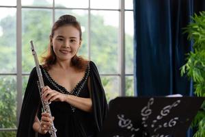 portret van muzikant die fluit speelt in de kamer foto