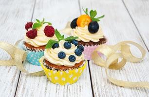 cupcakes met verse bessen foto