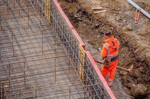 bergamo italië 2017 timmerlieden om rioolwaterzuiveringsinstallaties te bouwen foto