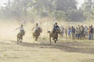 rote, Indonesië, 27 maart 2020 - jonge jockeys racen met paarden foto